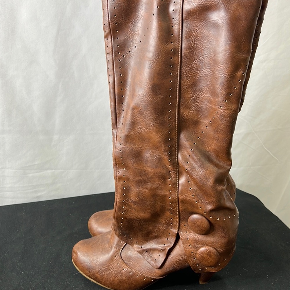 Brown boots. Great condition